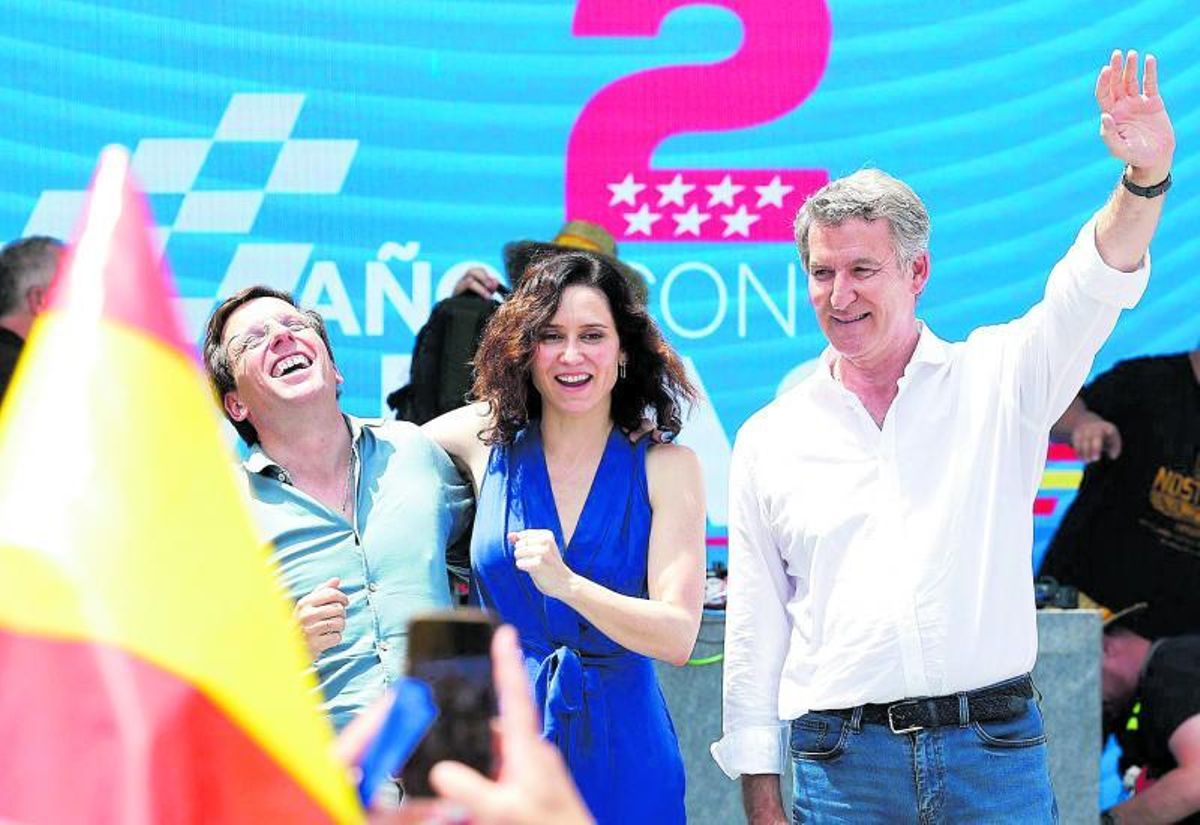 Alberto Núñez Feijóo, a la derecha, junto a Isabel Díaz Ayuso y José Luis Martínez-Almeida, ayer en Madrid.El líder del PP, Alberto Núñez Feijóo (i), acompañado por la presidenta de la Comunidad de Madrid, Isabel Díaz Ayuso, y el alcalde de Madrid, José Luis Martínez-Almeida (d), durante el acto organizado por el Partido Popular para celebrar para celebrar el ecuador de una legislatura en la que gobierna con mayoría absoluta tanto en la Comunidad como en la ciudad de Madrid. EFE/Juan Carlos Hidalgo