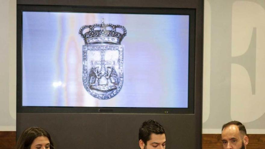 De izquierda a derecha, Aida Sainz, de la organización del TEDx Oviedo University; Rubén Rosón, concejal de Economía, y Roberto Bayón, consultor TIC de Oviedo Emprende, ayer, durante la presentación de las jornadas.