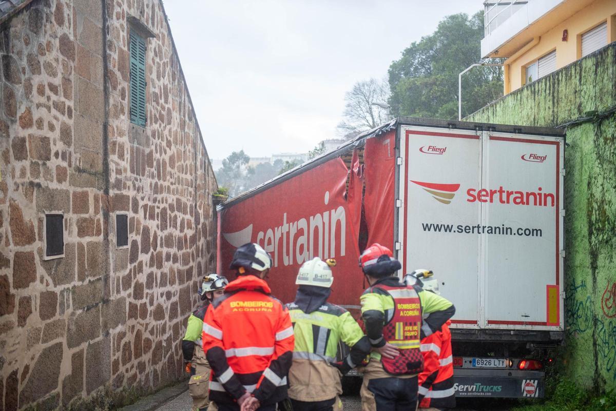 Un tráiler, atascado en As Xubias