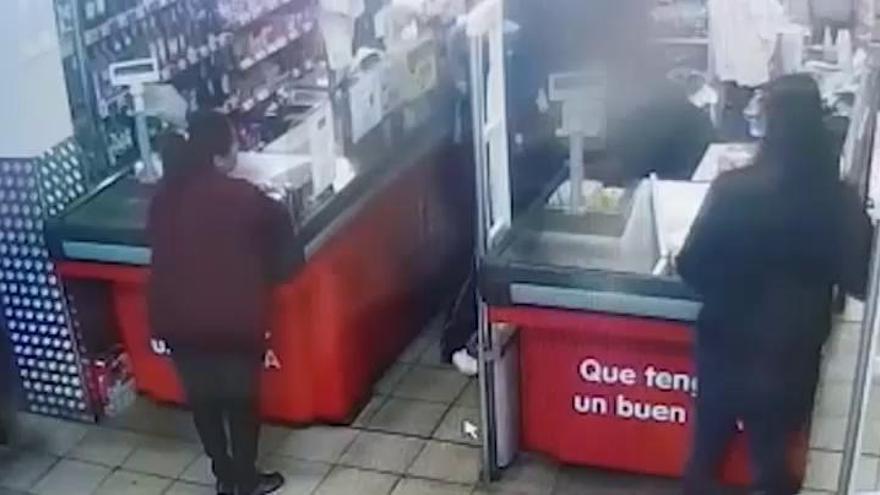 Un peligroso atracador siembra el pánico en un supermercado