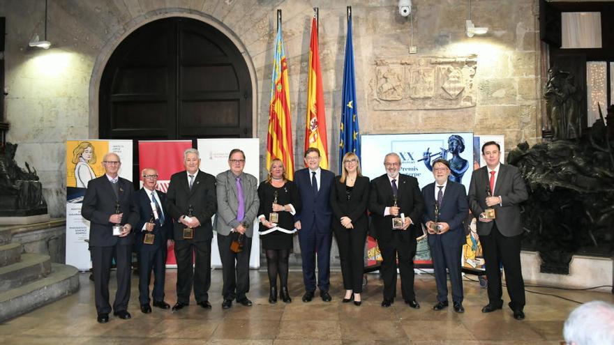 Daniela González i Ximo Puig, al centre, junt amb els premiats.