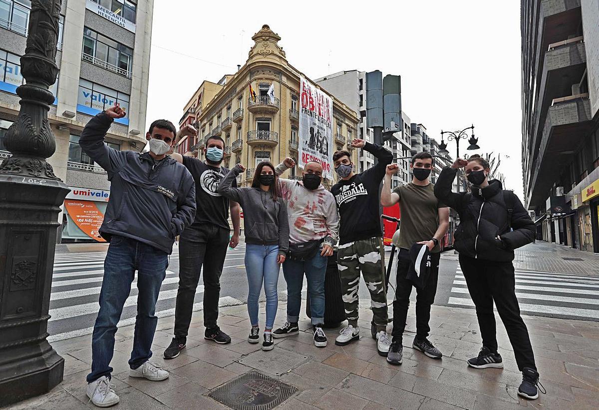 Miembros de Esperanza Obrera ante el edificio ocupado de la calle Colón. | J.M. LÓPEZ