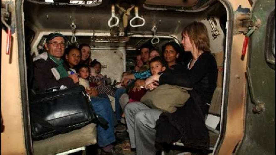 primeras evacuaciones. El pasado domingo comenzaron las repatriaciones. En la imagen un grupo de franceses.