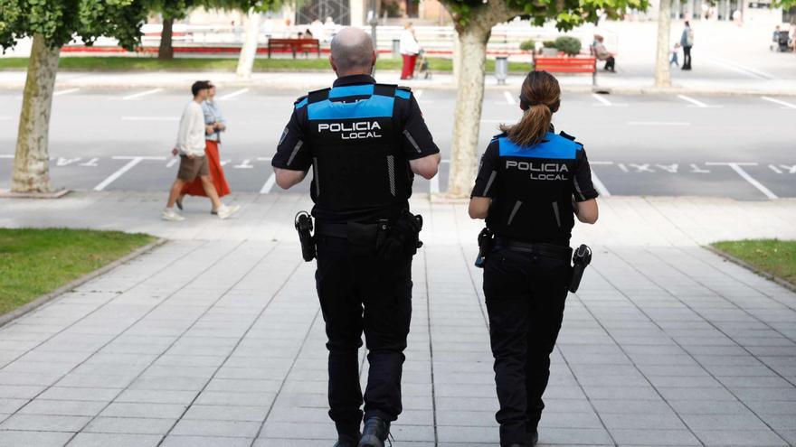 Dos agentes de Policía Local, frente al Ayuntamiento de Castrillón. | Mara Villamuza