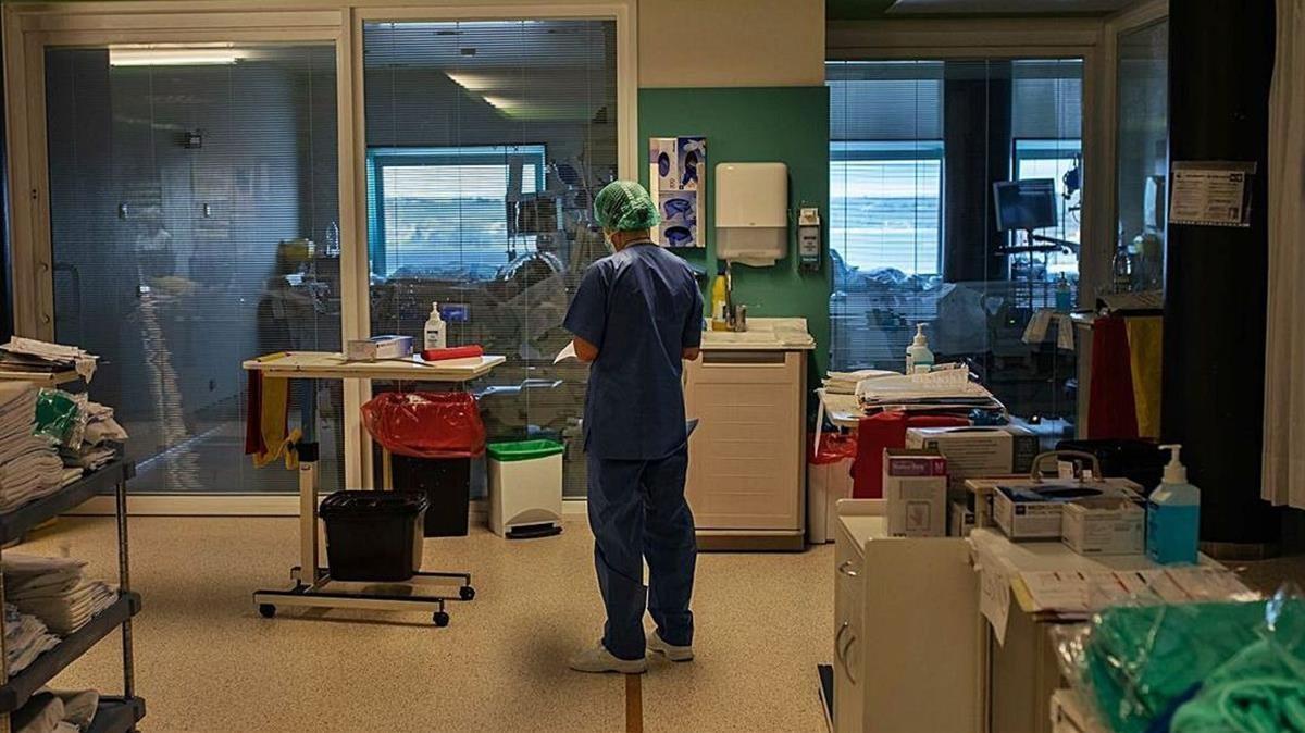 Un sanitario en el Hospital Virgen de la Concha de Zamora.