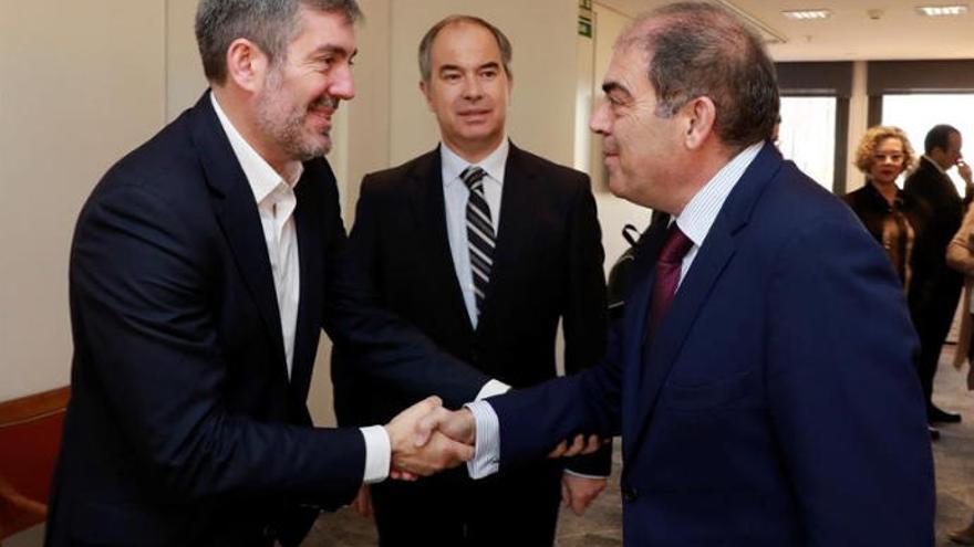 Fernando Clavijo saluda al presidente de la Federación Nacional de Autónomos, Lorenzo Amador y al delegado de la Agencia Efe en Canarias, Chema Rodríguez