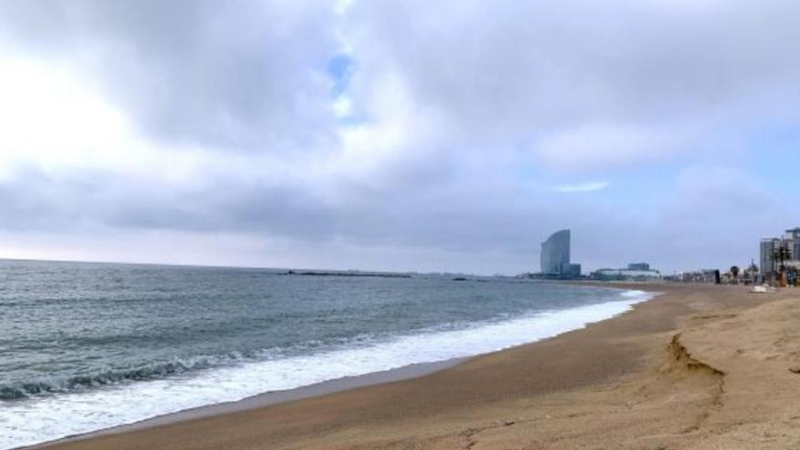 La playa de la Barceloneta totalmente vacía durante el confinamiento.