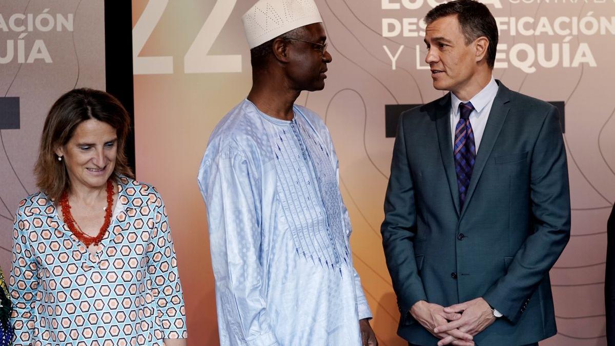 Pedro Sánchez, presidente del Gobierno, en el acto del Día Mundial de la Lucha contra la Desertificación y la Sequía, junto a Teresa Ribera y Ibrahim Tiaw, Secretario Ejecutivo de la Convención de las Naciones Unidas.