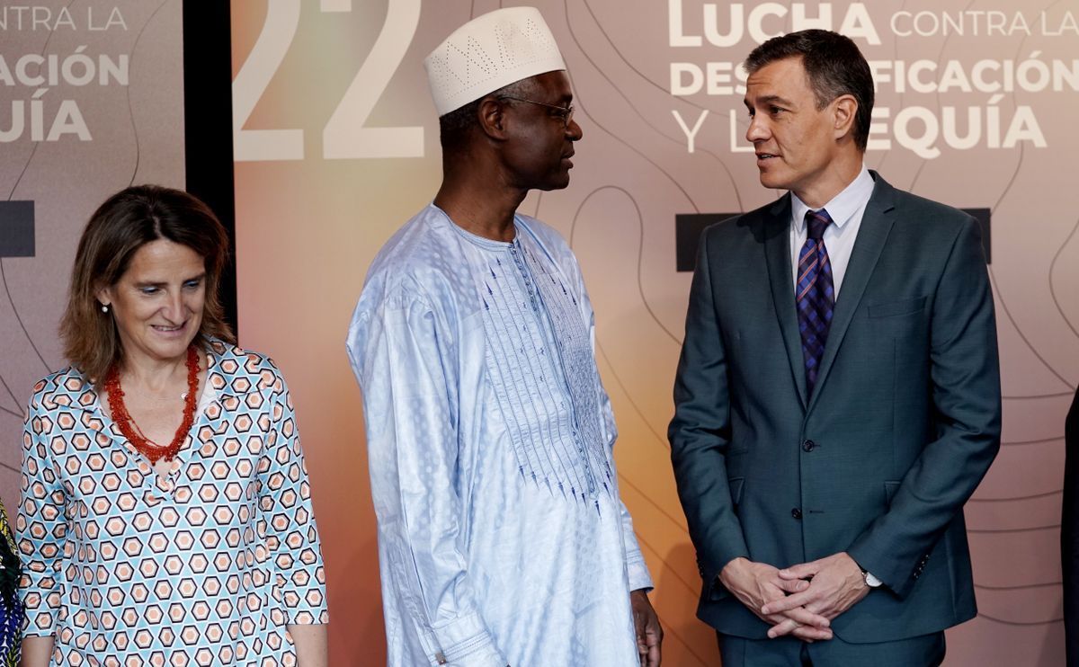 Pedro Sánchez, presidente del Gobierno, en el acto del Día Mundial de la Lucha contra la Desertificación y la Sequía, junto a Teresa Ribera y Ibrahim Tiaw, Secretario Ejecutivo de la Convención de las Naciones Unidas.