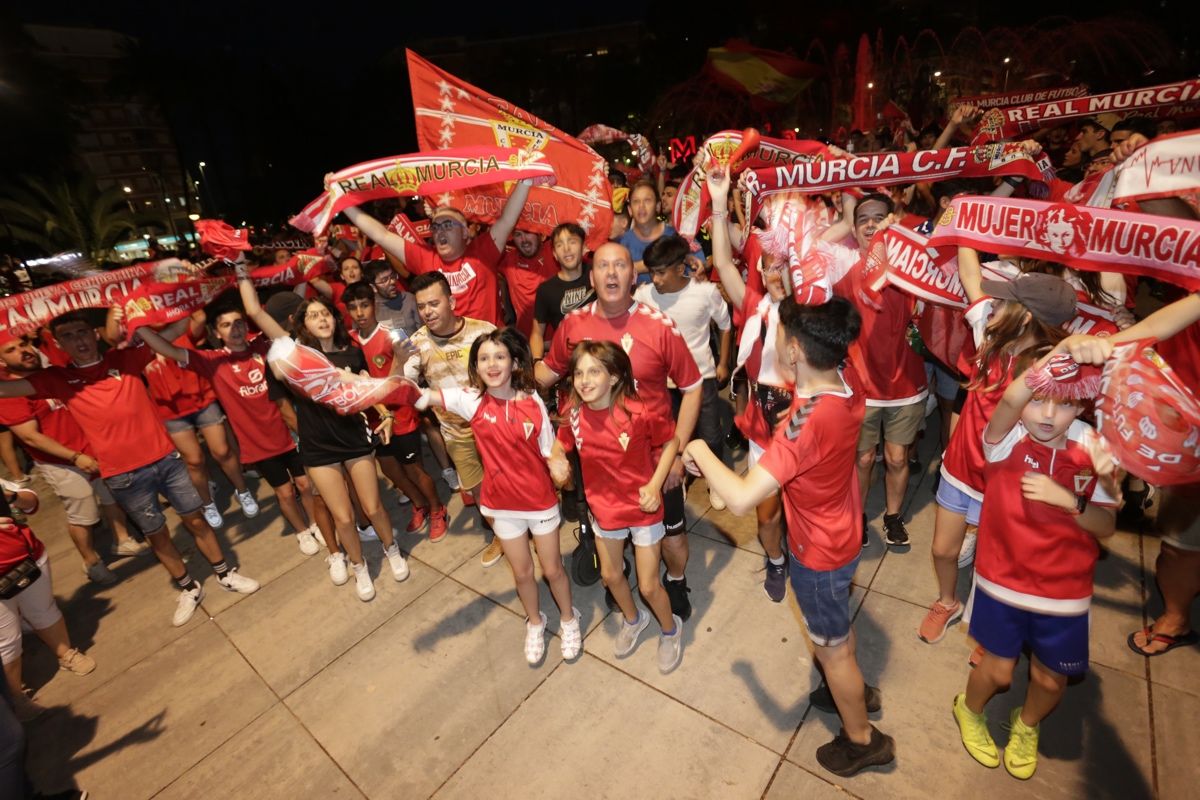 La Circular se llena para celebrar el ascenso del Real Murcia