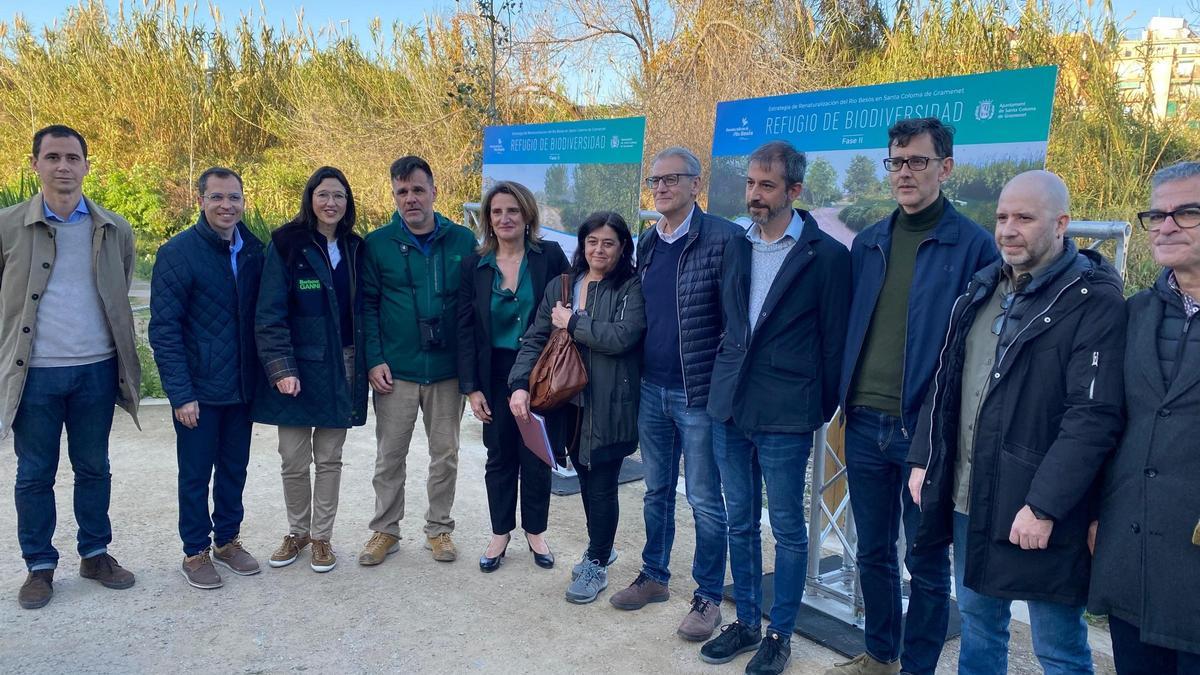 La ministra Ribera y la alcaldesa Parlon, junto a responsables municipales de Santa Coloma en el refugio de biodiversidad.