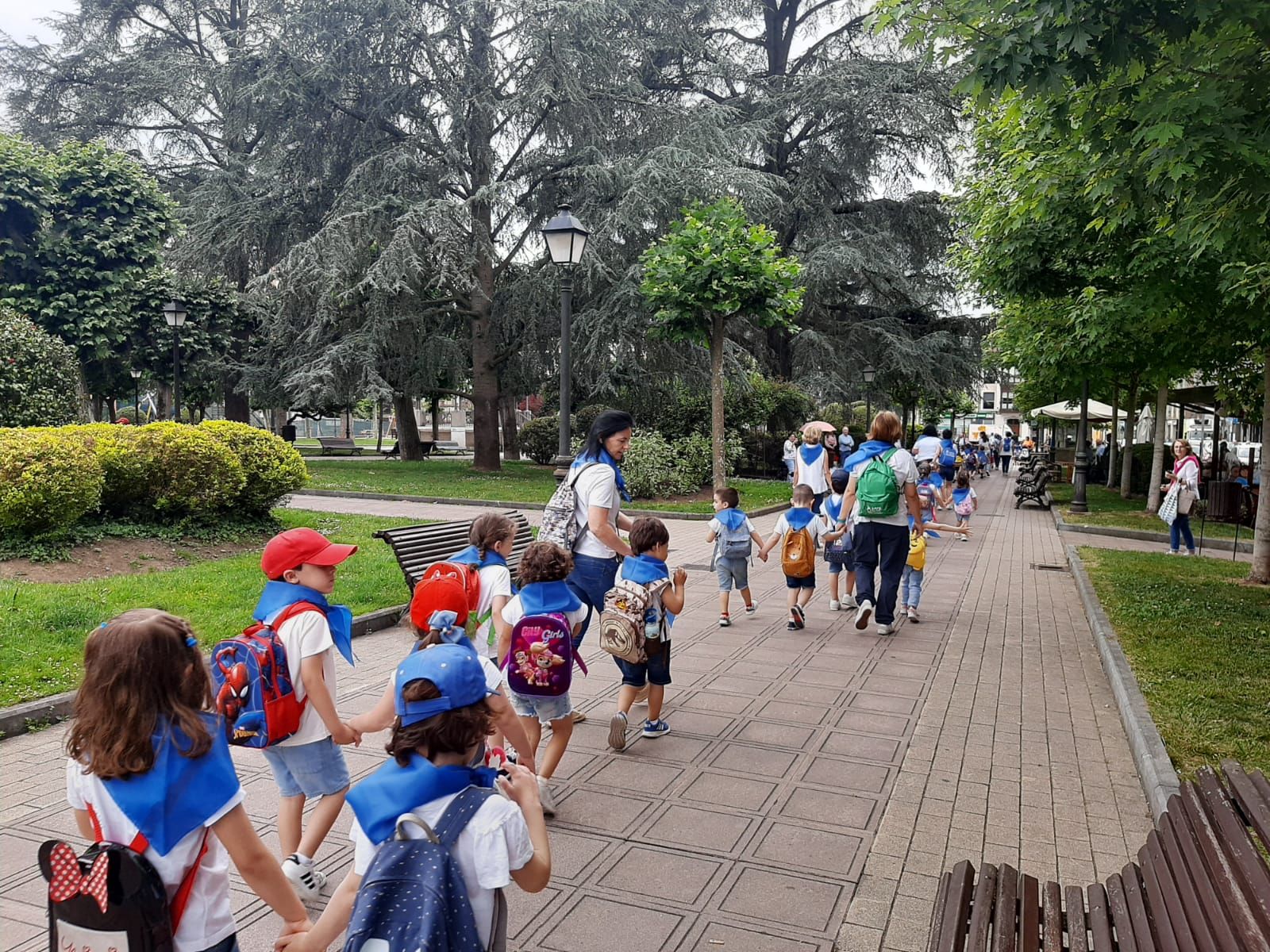 Los niños de la Pola ensayan para el Carmín: así ha sido la romería de la Escuela Peña Careses