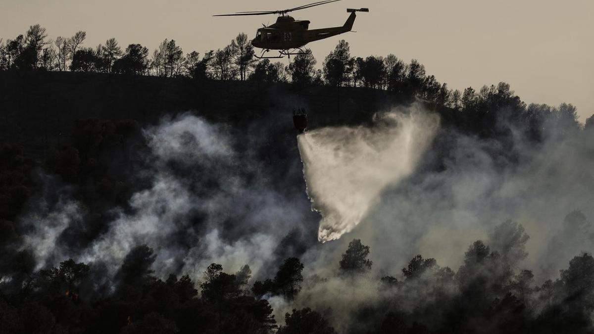 Helicóptero en el incendio de la Torre de l'Espanyol.