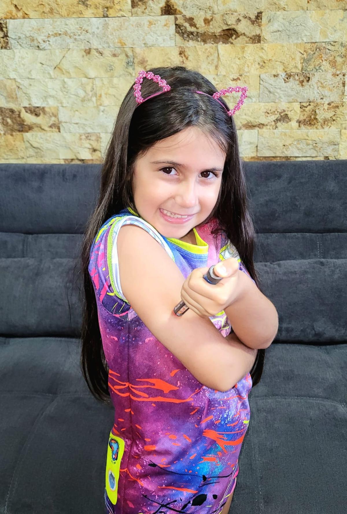 Ainara Santana sonríe. La insulina está en vida desde los 15 meses. Hoy tiene 8 años.