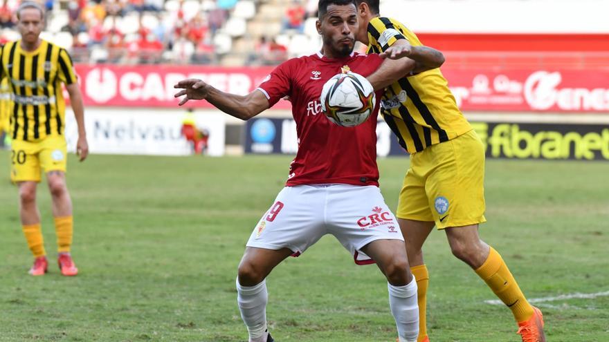 Juan Fernández, del Real Murcia, durante un tramo del partido frente al Pulpileño.