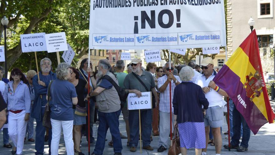 Concentración de Asturias Laica en el Campo Valdés, con motivo de la bendición de las aguas en la fiesta de San Pedro de 2018. | Clara González