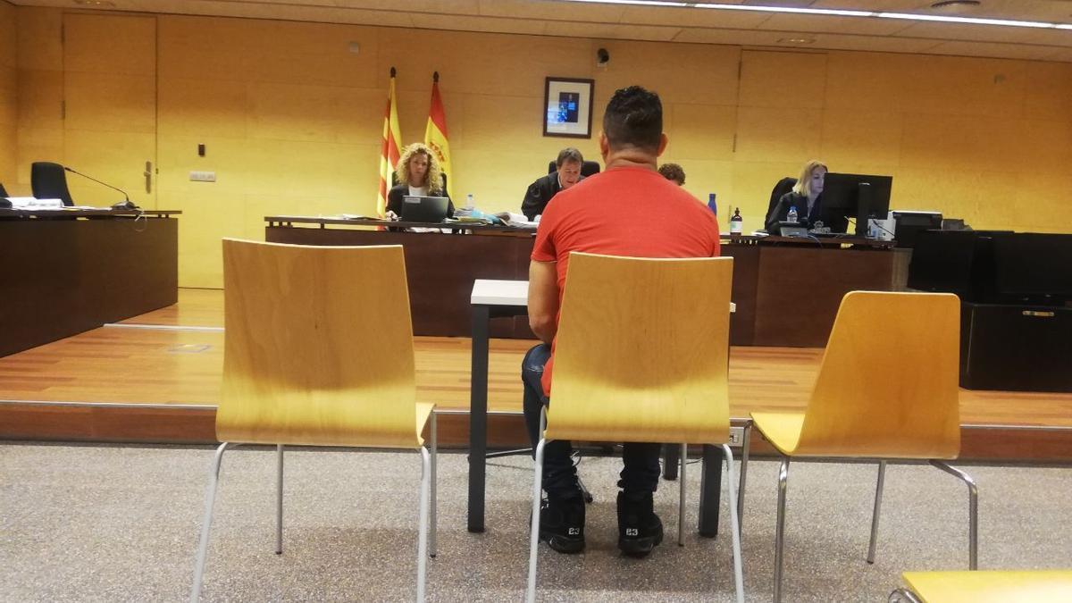 A judici per abusar durant quatre anys de la seva fillastra de 12 anys a Girona