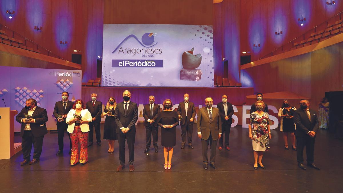 Foto de familia con los premiados, en la gala de los Aragoneses del Año 2021, en el Auditorio de Zaragoza