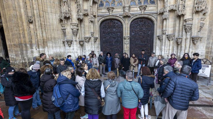 Participantes en la visita que recorrió el casco histórico y la Catedral.