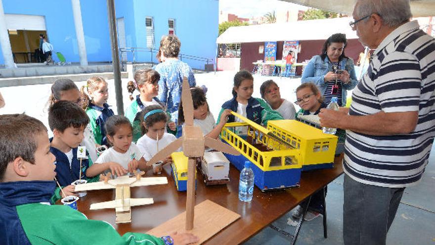 Los niños aprenden a plantar perejil