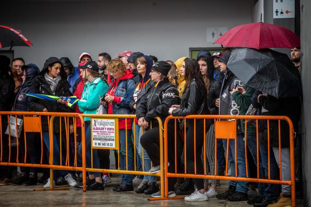 Más de 170.000 valientes desafían a la lluvia en Cheste