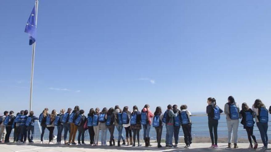 Escolares del CEIP El Palmeral de Alicante contemplando el mar desde las instalaciones de la EUIPO, en la visita que realizaron a la euroagencia hace unos días.