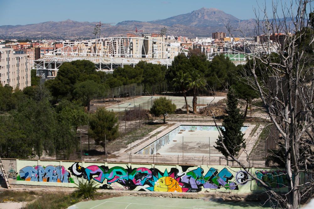 Instalaciones deportivas abandonadas en el Tossal