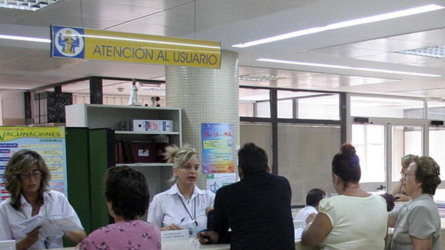 Colas. Usuarios esperan la cita en el centro de la Trinidad.