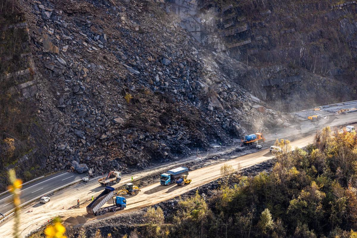Trabajos en el entorno del argayo de la autopista del Huerna para construir el "bypass, en 2024