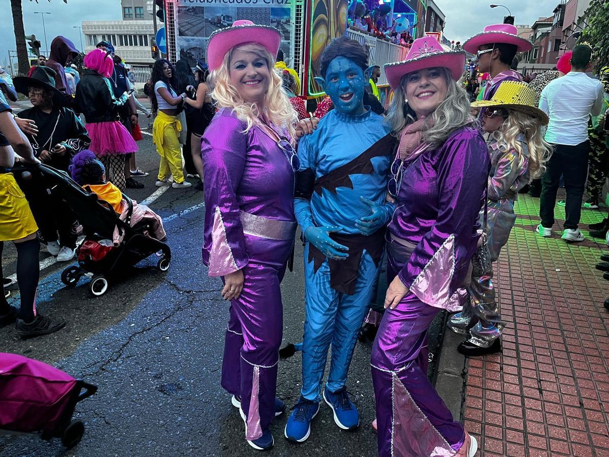 La familia Cárdenes Báez disfrazados de Karol G y de Avatar.