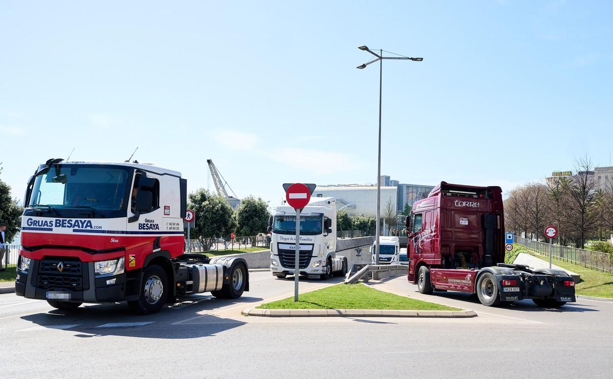 El Govern central promet als transportistes un nou paquet d’ajudes per lluitar contra la pujada del gasoil