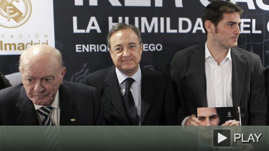 Iker Casillas, junto a Florentino Pérez y Alfredo di Stefano durante la presentación del libro  &quot;Iker Casillas. La humildad del campeón&quot;.