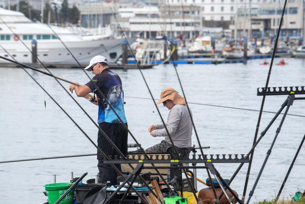 Competición de pesca en el dique de abrigo