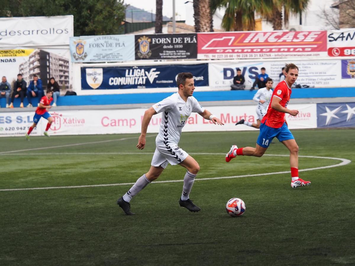 El Olímpic conduce el balón en el partido contra el Rayo Ibense, en la Murta.