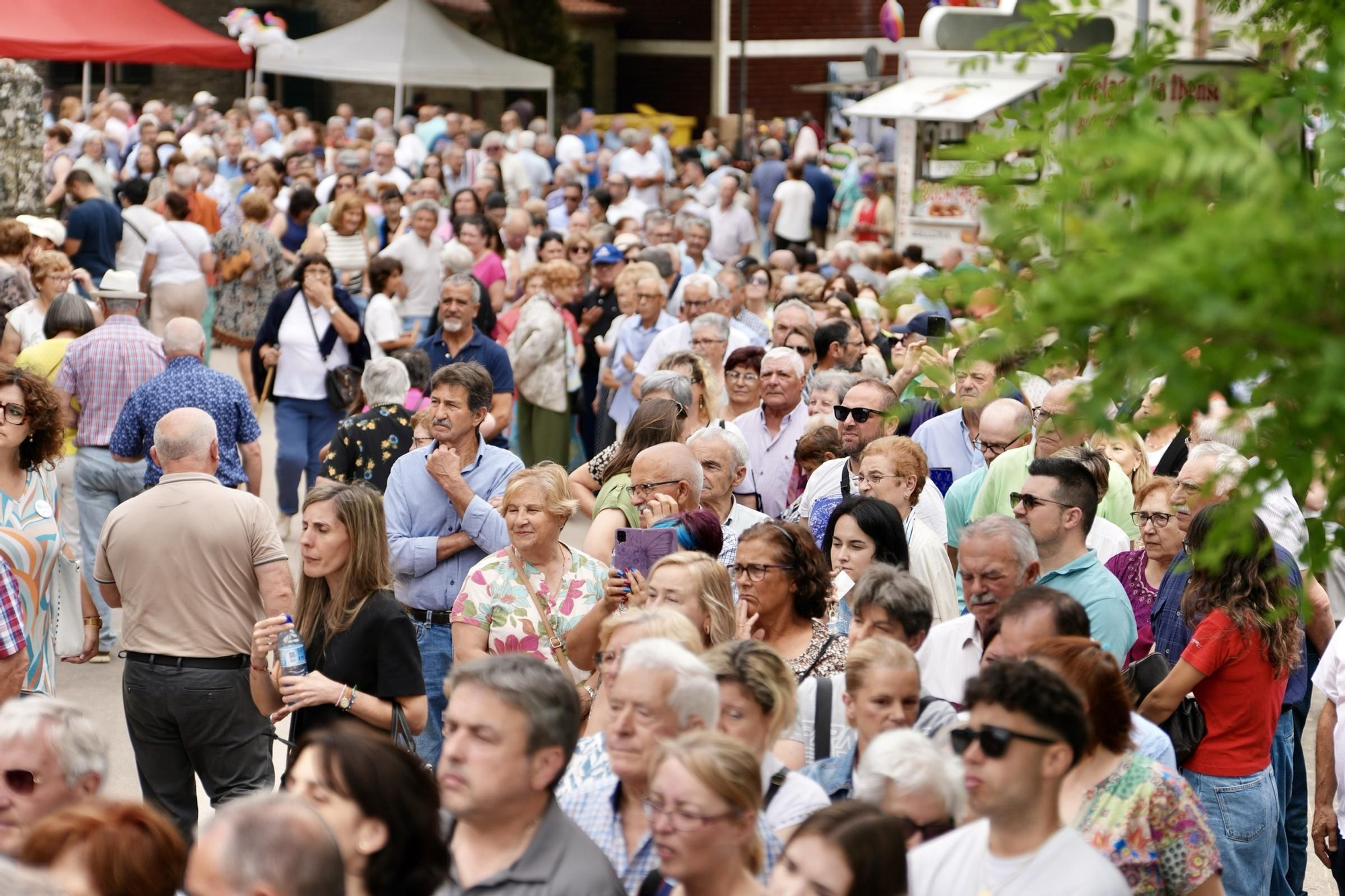 Abrazo multitudinario a la Virxe do Corpiño
