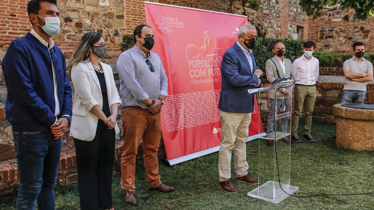 Carlos Carlos, presidente de Diputación, junto a su equipo de gobierno, en la presentación del plan ‘Pueblos con futuro’.