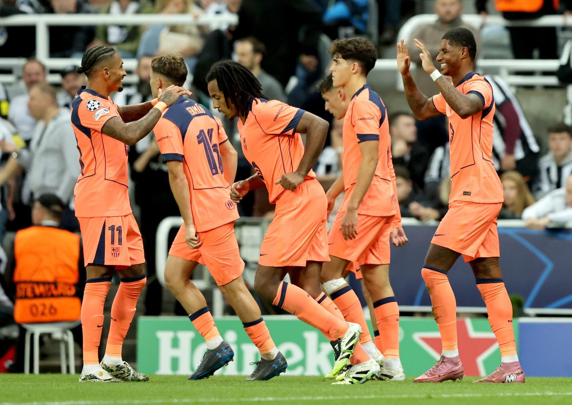 NEWCASTLE (United Kingdom), 18/09/2025.- Marcus Rashford (R) of Barcelona celebrates with teammates after scoring the opening goal during the UEFA Champions League league phase match between Newcastle United and Barcelona in Newcastle, Britain, 18 September 2025. (Liga de Campeones, Reino Unido) EFE/EPA/ALEX DODD