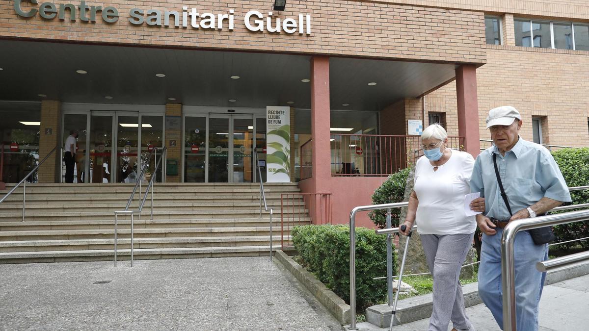Una parella de gent gran a l'entrada del centre sanitari Güell de Girona.