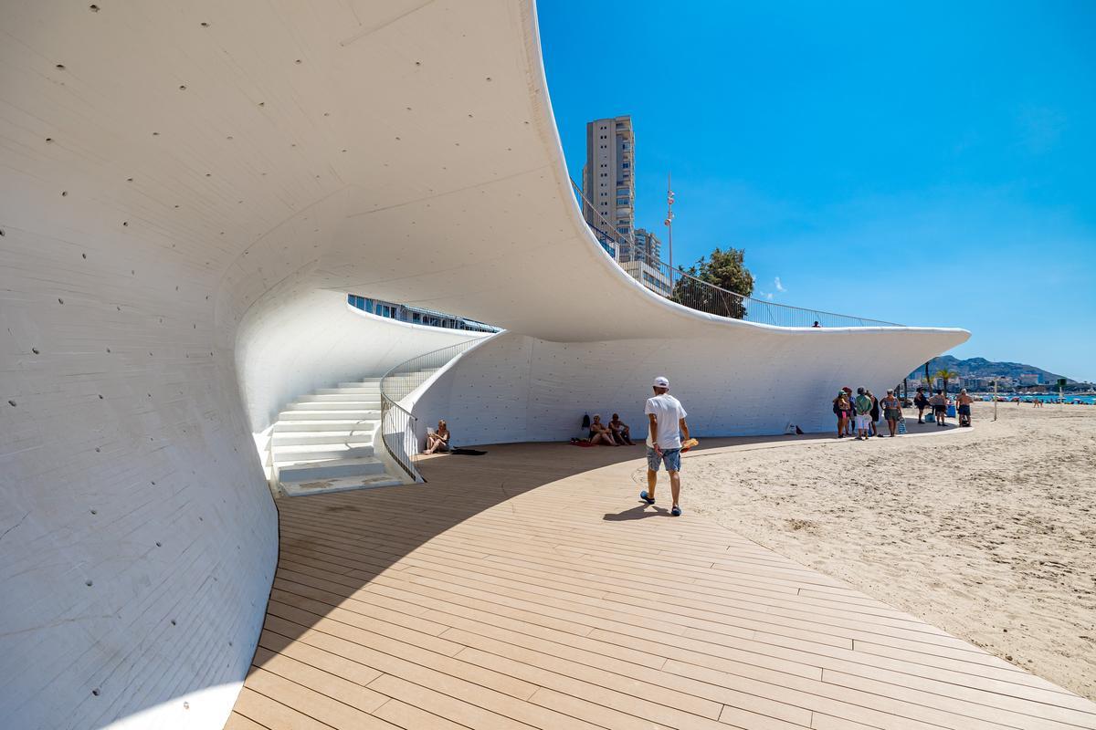 La nueva pasarela de madera de Poniente en Benidorm.