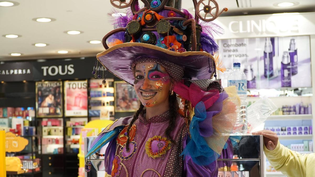 Fotogalería | Las comparsas lucen sus trajes este lunes como maniquíes vivientes