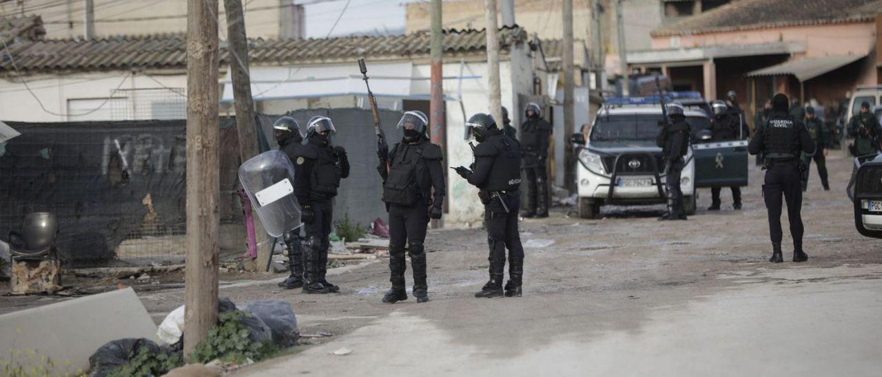 Agentes de la Guardia Civil, durante la redada en Son Banya el pasado 31 de marzo.