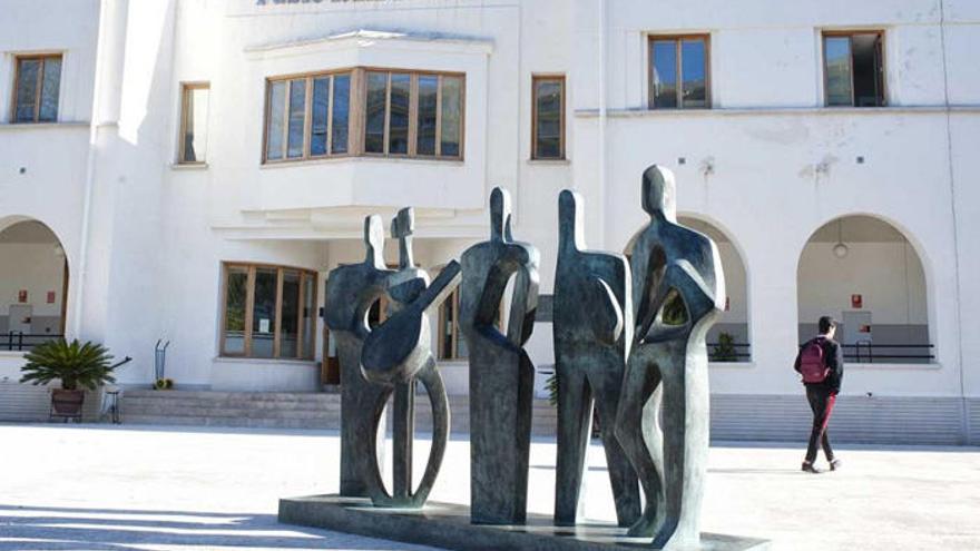 La escultura Los oficios, de Elena Laverón ya está en Torremolinos