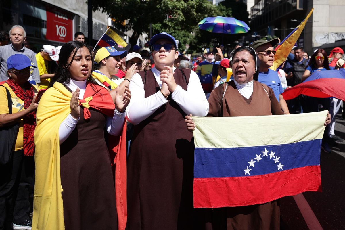 AME9714. CARACAS (VENEZUELA), 09/01/2025.- Venezolanas opositoras gritan consignas durante una manifestación este jueves, en Caracas (Venezuela). Cientos de venezolanos opositores comienzan a salir este jueves a las calles de Caracas tras el llamado de la líder opositora María Corina Machado, quien convocó a todos a manifestarse por la lucha y conquista de la libertad, un día antes de la toma de posesión presidencial, que tanto el líder antichavista Edmundo González Urrutia como Nicolás Maduro prometen asumir. EFE/ Ronald Peña R.
