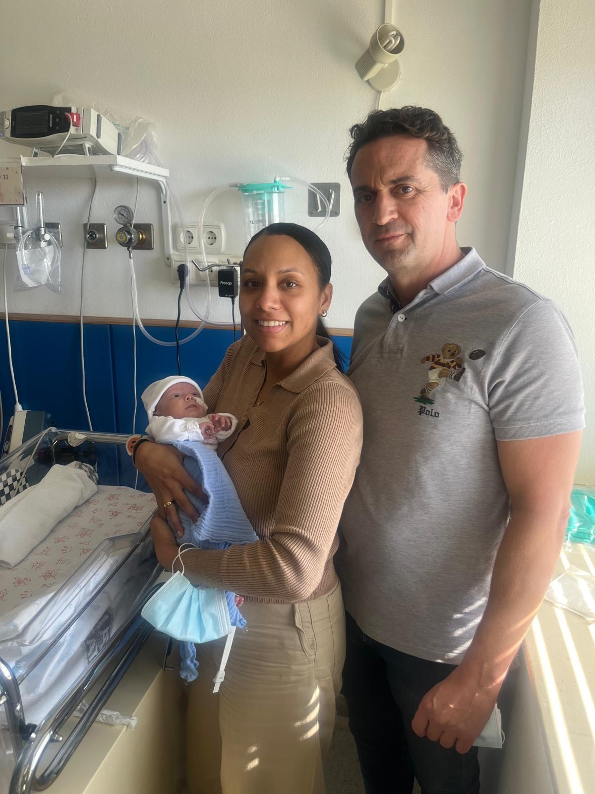 Yilhlenis sostiene a Mateo a los pocos días de nacer