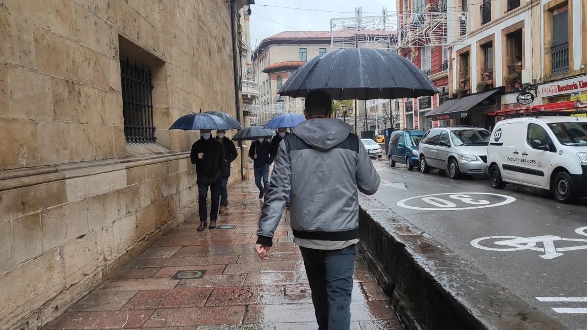 Archivo - Calles de Oviedo en un día de lluvia. Lluvia en Oviedo, gente con paraguas.