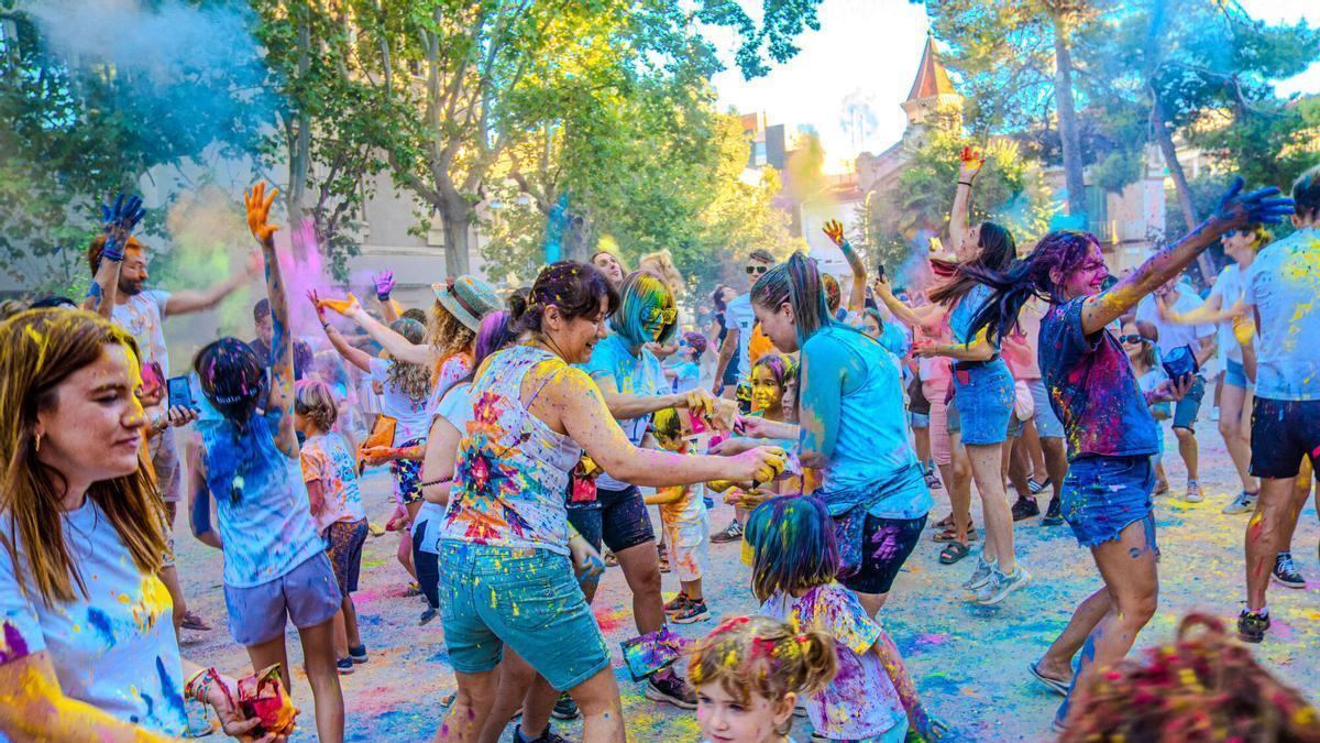 Les millors imatges de la festa Holi als Jardins del Casino de Manresa