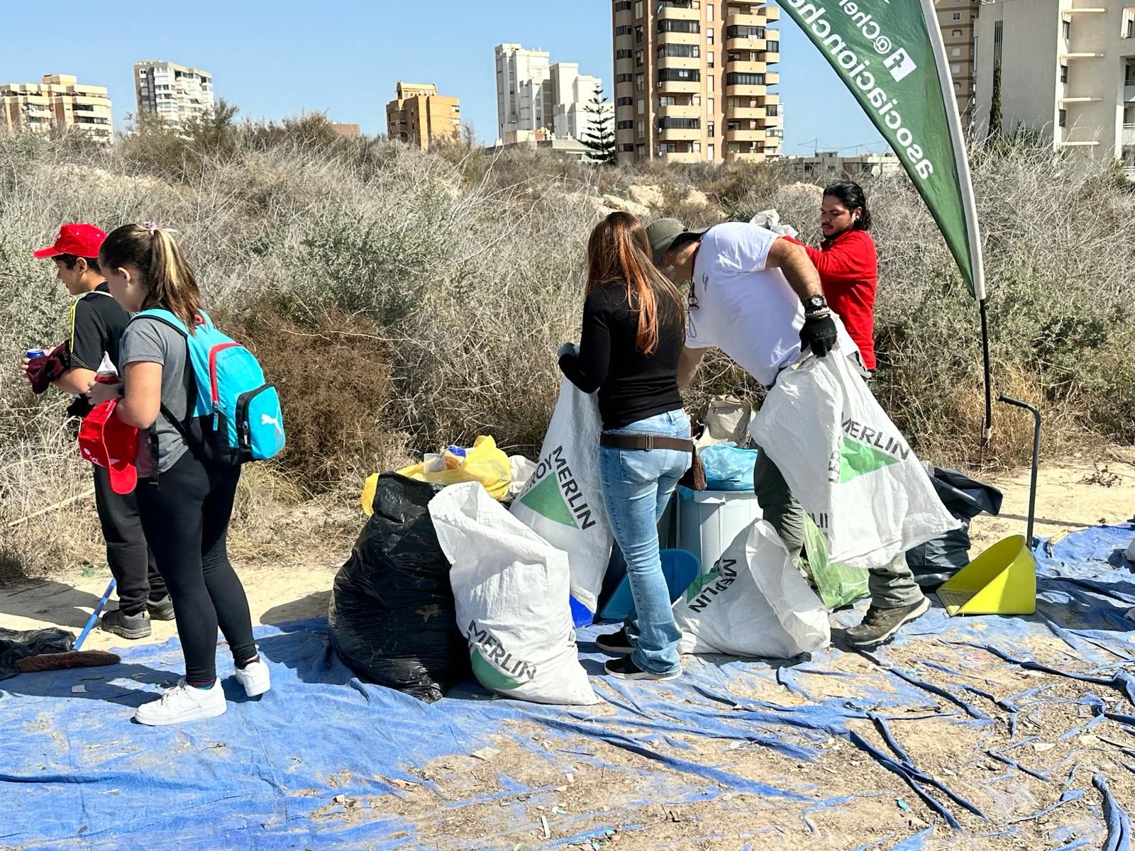 Basura en el cauce del río de El Campello: una sillita de bebé, una escopeta de balines...