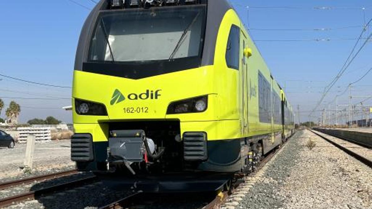 Imagen de un tren auscultador de infraestructura viaria, de Adif.