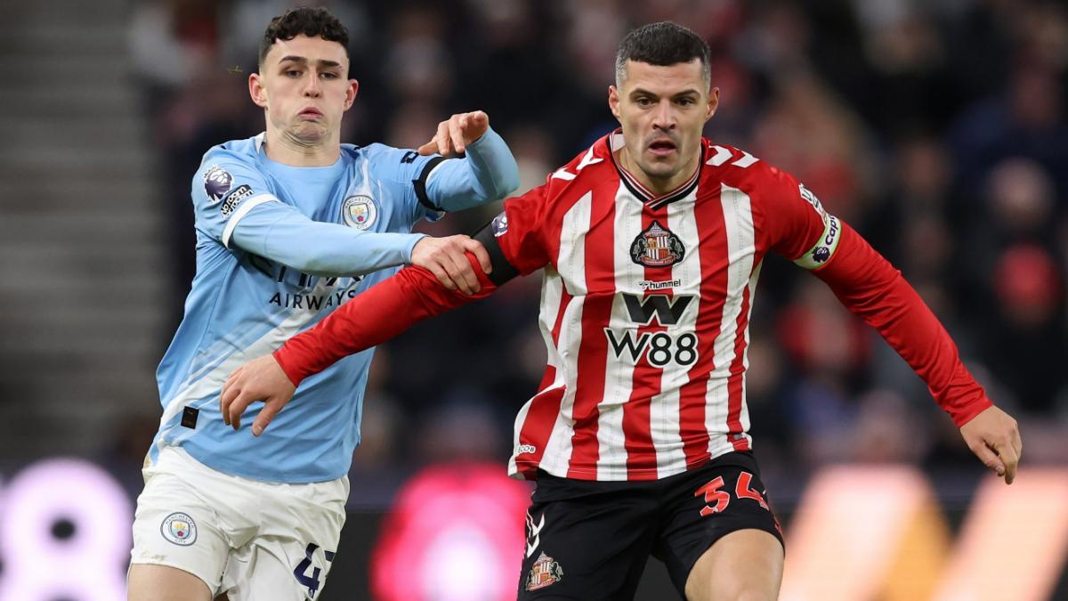 Granit Xhaka, en una acción del partido con Foden