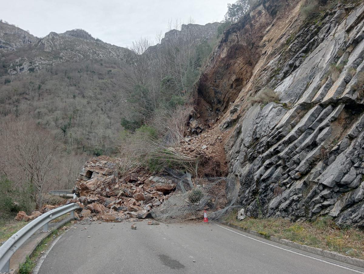El argayo que corta la carretera de Viegu, en Ponga.
